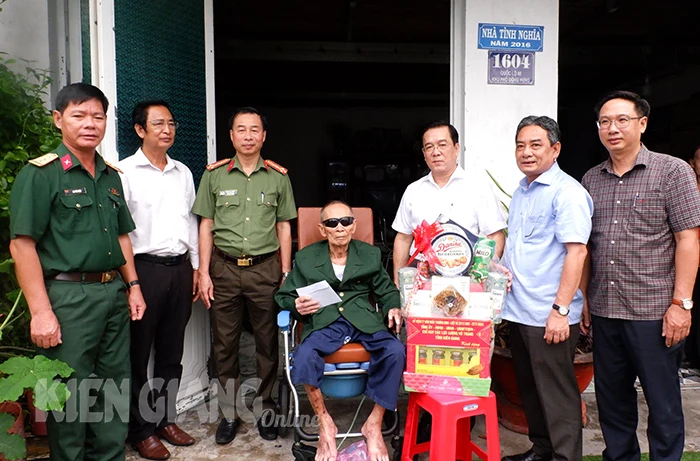 Chủ nhiệm Ủy ban Kiểm tra Tỉnh ủy Kiên Giang thăm, tặng quà tại huyện Tân Hiệp
